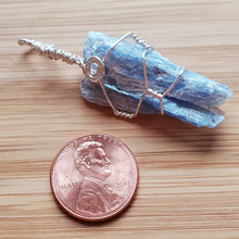 Load image into Gallery viewer, blue kyanite coming up rainbows